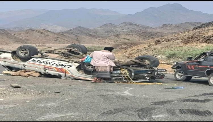 يافع .. نجاة ركاب سيارة من حادث انقلاب على خط ثنهة