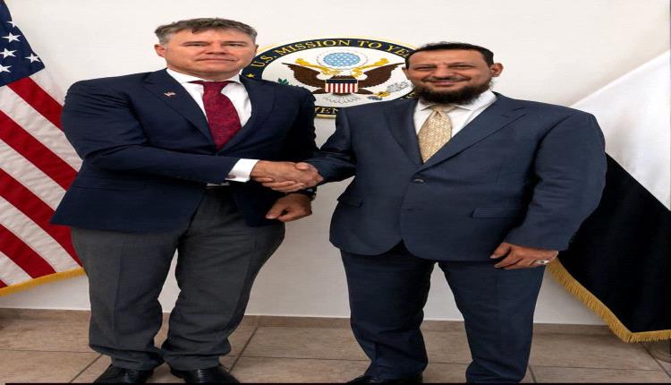 محافظ عدن ونيل هوب يبحثان في الرياض تداعيات هجمات الحوثيين على الملاحة والوضع الخدمي في عدن