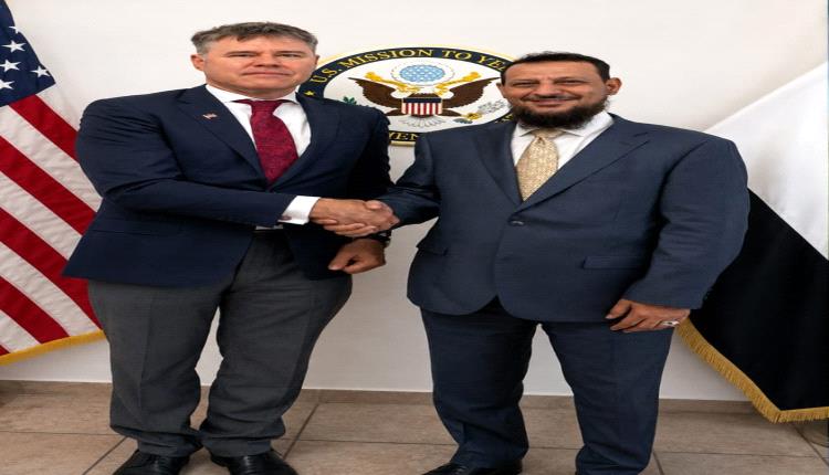 المحافظ شيخ يبحث مع القائم بأعمال السفير الأمريكي الاعتداءات الحوثية على الملاحة والأوضاع في العاصمة عدن
