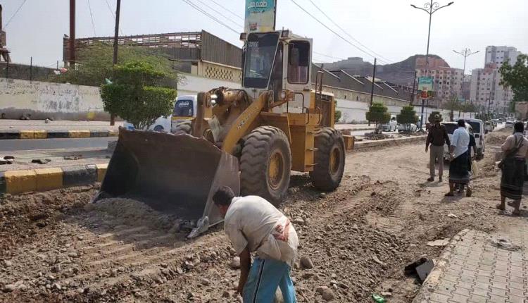 شارع حجيف بالتواهي.. متابعة ميدانية لتأهيل تصريف مياه الأمطار والصرف الصحي