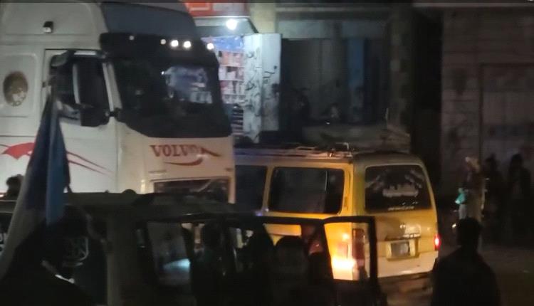 إعادة فتح الخط العام الضالع- عدن بعد إغلاقه من قبل المحتجين من أبناء الازارق.. صور