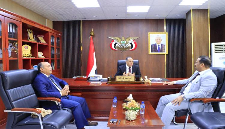 تحت شعار الجمهورية...مسؤول في الشرعية اليمنية يعاود الظهور من العاصمة عدن