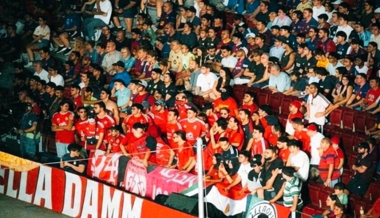توتر وعنف في مدرجات كامب نو.. إخراج مشجعين للأهلي بعد اشتباكات مع جماهير برشلونة