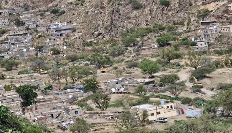 أبناء سرار يافع يحتفون بوصول أعمال طريق باتيس رصُد إلى مركز المديرية