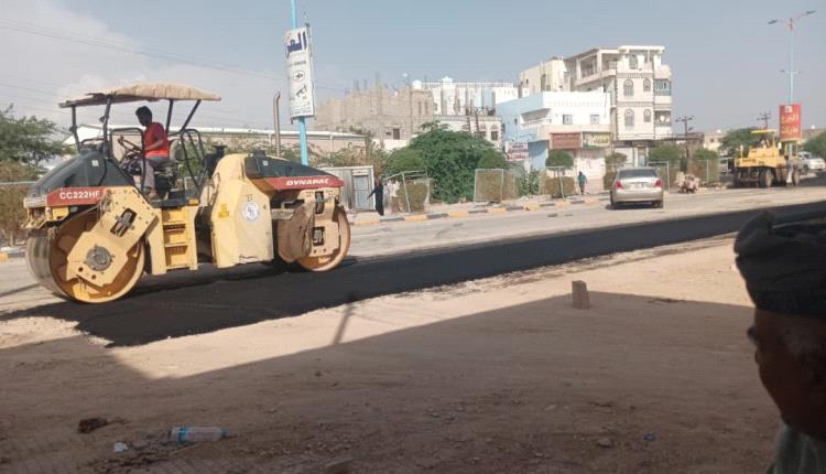 ضمن إطار خطة التنمية الشاملة الهادفة إلى تحسين البنية التحتية لعاصمة محافظة شبوة، تواصل أعمال سفلتة شوارعها