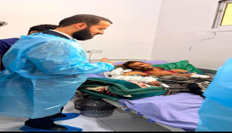 محافظ أبين يزور أفراد الأمن الوطني المصابين في الحادث الإجرامي في الوضيع