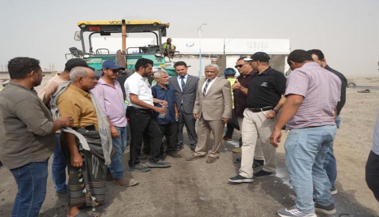 رئيس صندوق صيانة الطرق يدشن أعمال الأسفلت في خط "دوفس" بأبين