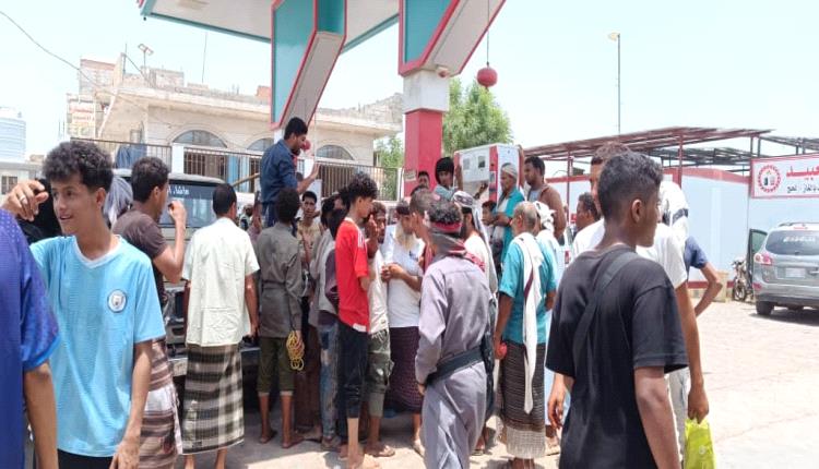 صور توضح حجم معاناة  المواطنين في طوابير الغاز