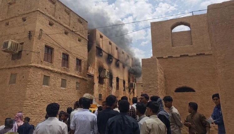 إخماد حريق هائل في منزل بمديرية القطن 