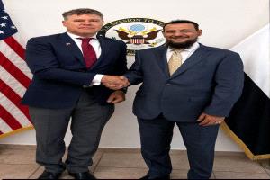 محافظ عدن ونيل هوب يبحثان في الرياض تداعيات هجمات الحوثيين على الملاحة والوضع الخدمي في عدن