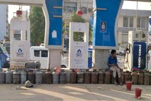 أزمة الغاز تشل عدن.. مواصلات متوقفة ومعاناة تتسع في اليمن
