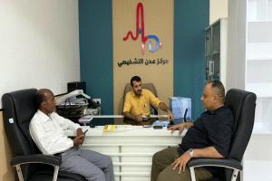 كاك بنك فرع المنصورة يفتح حساباً لمركز عدن التشخيصي ويبحث تعزيز الخدمات المصرفية