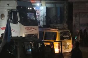 إعادة فتح الخط العام الضالع- عدن بعد إغلاقه من قبل المحتجين من أبناء الازارق.. صور