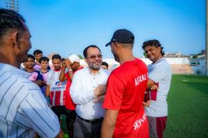 رئيس نادي التلال يزور تدريبات الفريق الكروي الأول