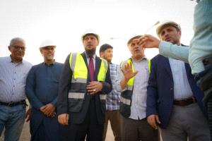 محافظ عدن يدشن أعمال تأهيل وسفلتة طريق تقاطع البريقة – بئر أحمد – الحرم الجامعي