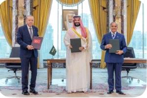 مسؤول اماراتي يشن هجوم لاذع على التحالف الجديد بين السعودية وتركيا وباكستان