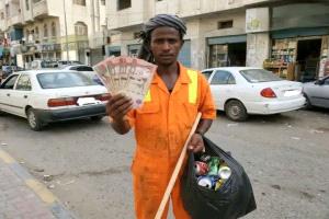 عامل النظافة الذي أعاد 1200 ريال سعودي الى صاحبها