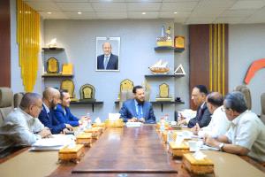 محافظ العاصمة عدن يناقش مع رئيس مصلحة الجمارك آليات تعزيز التعاون والتنسيق 