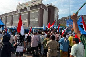 وقفة احتجاجية حاشدة أمام شركة النفط بالمعلا ضمن تصعيد شعبي رفضاً لتدهور الخدمات في عدن