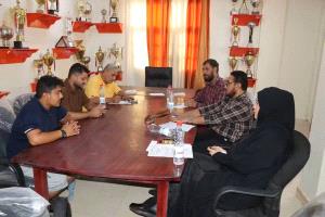 قيادة الإعلام الرياضي تزور نادي شمسان وتشيد بالجهود التي تبذلها اللجنة الإعلامية