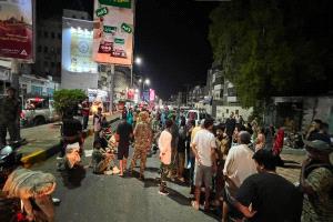 توافد شباب كريتر إلى الشوارع تلبية لـ "ثورة الفرشان".. احتجاجاً على تدهور الخدمات