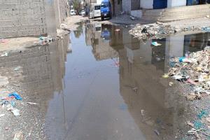 بالصور.. مياه المجاري تحاصر منازل المواطنين وتهدد البيئة في صبر لحج
