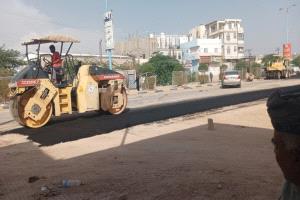 ضمن إطار خطة التنمية الشاملة الهادفة إلى تحسين البنية التحتية لعاصمة محافظة شبوة، تواصل أعمال سفلتة شوارعها