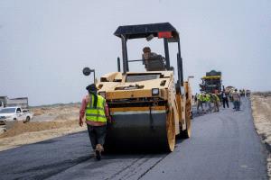 مدير الأشغال العامة والطرق بأبين يتفقد أعمال صيانة طريق العلم – دوفس