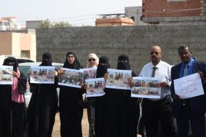 محامو عدن ينظمون وقفة احتجاجية تنديدًا بتصرفات تعسفية تطالهم أثناء أداء مهامهم