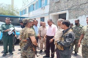 القلعة يتفقد شرطة وسجن المعلا ويقر إجراءات لتأهيل المرافق وتعزيز بيئة العمل الأمنية