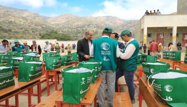 مركز الملك سلمان للإغاثة يوزع قسائم الكسوة الشتوية بمديرية القبيطة في لحج