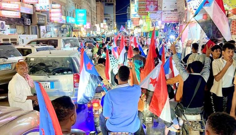 مسيرة حاشدة في المكلا دعمًا للزُبيدي ورفضًا لاستهداف مؤسسات الجنوب