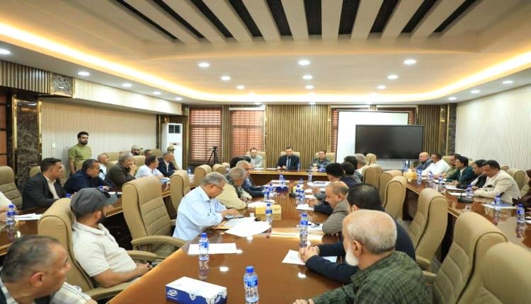 محافظ عدن يشدد على تكثيف النزول الميداني والرقابة لتحسين كفاءة الأداء المؤسسي 