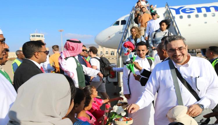 المحافظ الثقلي يرحب بأول فوج سياحي قادم من مدينة جدة