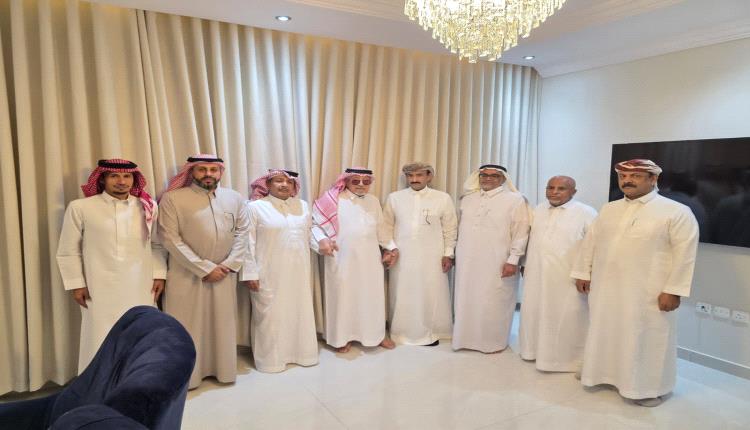 محافظ شبوة يلتقي آل العاقل باعوضة في جدة لبحث القضايا المشتركة