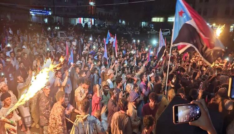 ليلة حاشدة واستثنائية تشهدها منصة الشهداء في الحبيلين بردفان..صور