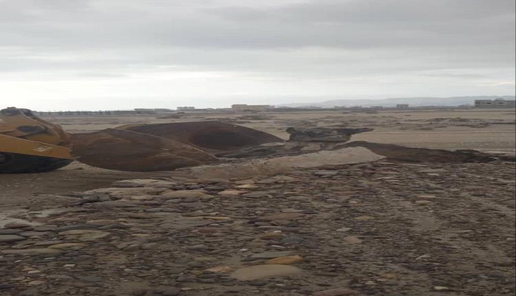 مكتب الأشغال بخورمكسر ينفّذ حملة لإزالة تعديات على أرض مخصصة لحديقة عامة بالعريش