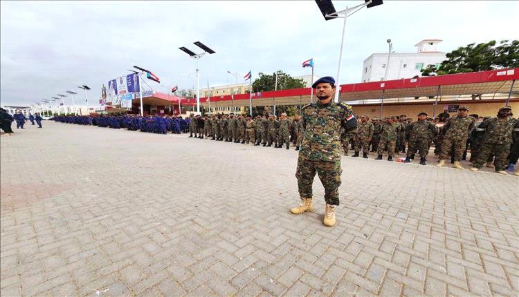 منتسبو الأمن العام بالعاصمة عدن ينظمون وقفة احتجاجية للمطالبة بصرف رواتبهم.