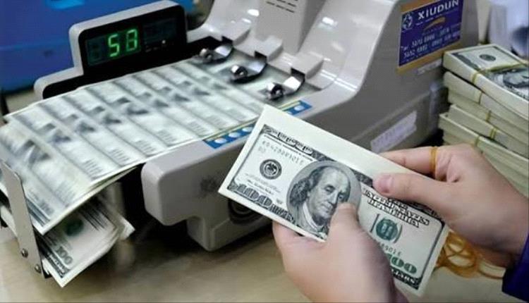 وسط أنباء عن أزمة سيولة.. مطالبات للبنك المركزي بالشفافية عقب تقييد شركات الصرافة لعمليات الصرف