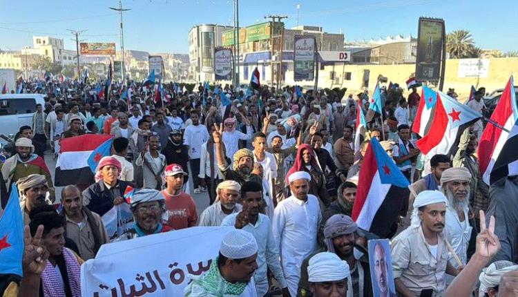 في مسيرات دعم «الانتقالي الجنوبي».. حضرموت تندد بممارسات إخوان اليمن
