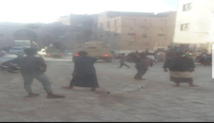 القوات اليمنية تشن حملة مداهمات واعتقالات تعسفية في سيئون