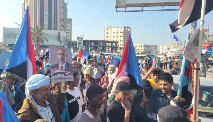 عدن - إنطلاق مسيرة راجلة حاشدة دعماً للرئيس الزُبيدي والتنديد بانتهاكات القوات اليمنية في حضرموت