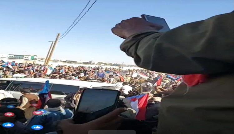 قوات أمنية تطلق النار على المتظاهرين في عتق
