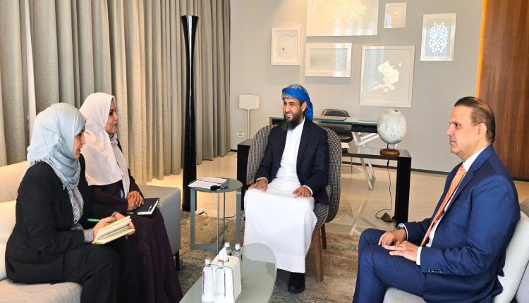 تمكين المرأة وتعزيز العدالة: المحرّمي يلتقي وزيرة الشؤون القانونية ووزيرة المرأة 