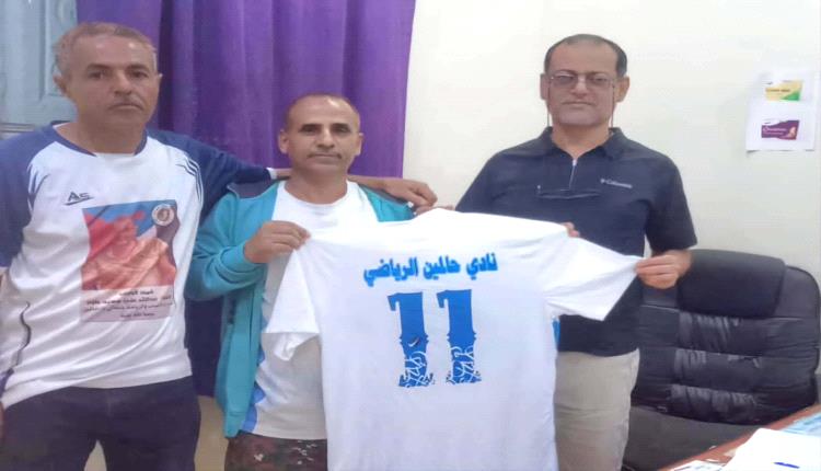 مكتب الشباب والرياضة بحالمين يكرم اللاعب السابق للنادي الدكتور جمال العكيمي 