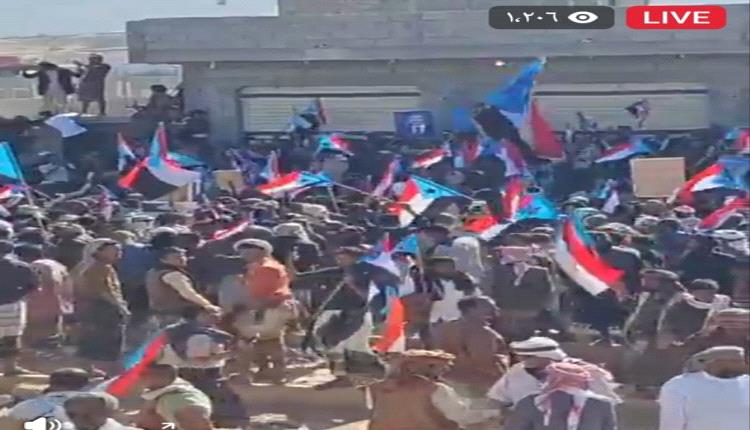 الجماهير تدخل ساحة الفعالية في عتق رغم محاولات المنع
