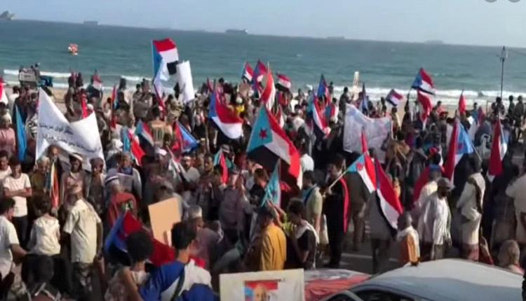 اليوم الثالث على التوالي.. مسيرة راجلة حاشدة في عدن دعمًا للانتقالي وإدانة الانتهاكات في حضرموت وشبوة(بيان) 