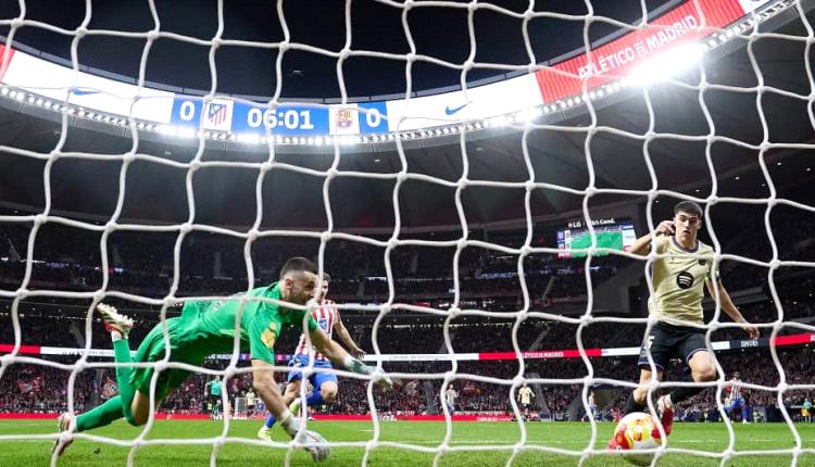 أتلتيكو يسحق برشلونة برباعية.. ويضع قدما في نهائي الكأس