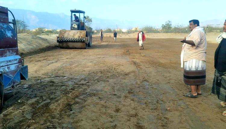 بدء العمل في تجهيز ملعب نادي شباب زارة الحاضن لمباريات دوري (الأم..