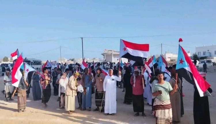 صور - إنطلاق تظاهرة للمجلس الانتقالي في محافظة المهرة 